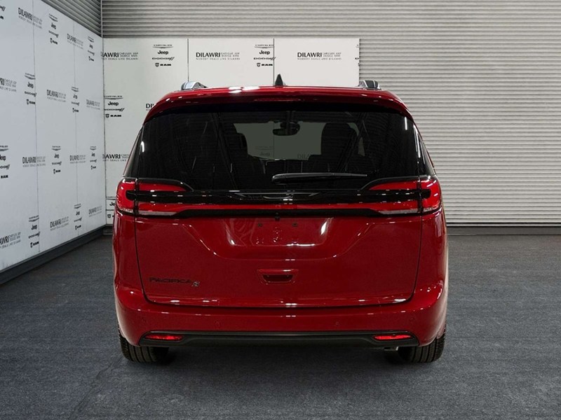 2027 Chrysler Pacifica Select
