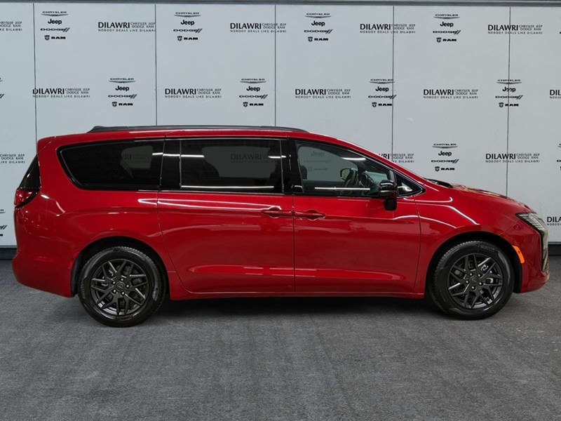 2027 Chrysler Pacifica Select