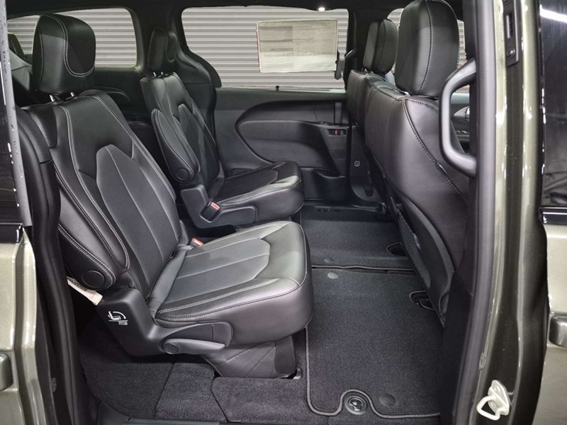 2027 Chrysler Pacifica Select AWD