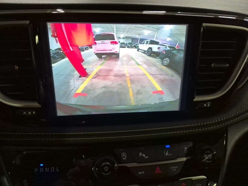 2027 Chrysler Pacifica Select AWD