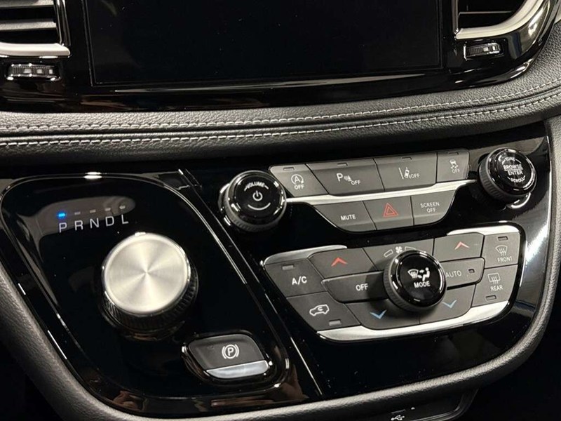 2027 Chrysler Pacifica Select AWD