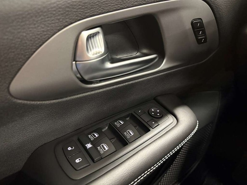 2027 Chrysler Pacifica Select AWD