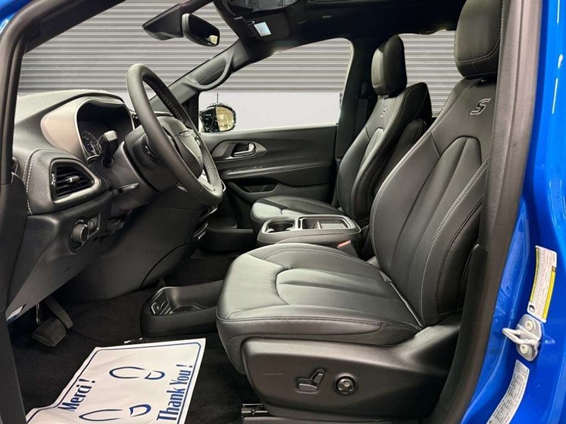 2027 Chrysler Pacifica Select AWD