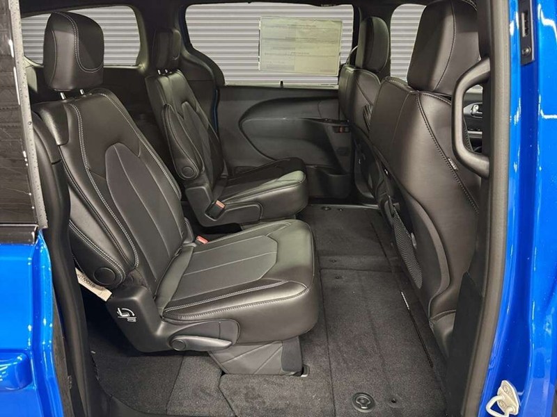 2027 Chrysler Pacifica Select AWD