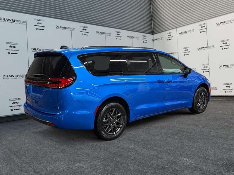 2027 Chrysler Pacifica Select AWD