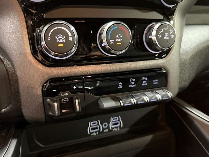2026 RAM 1500 Black Express 4x4 Crew Cab 5'7" Box