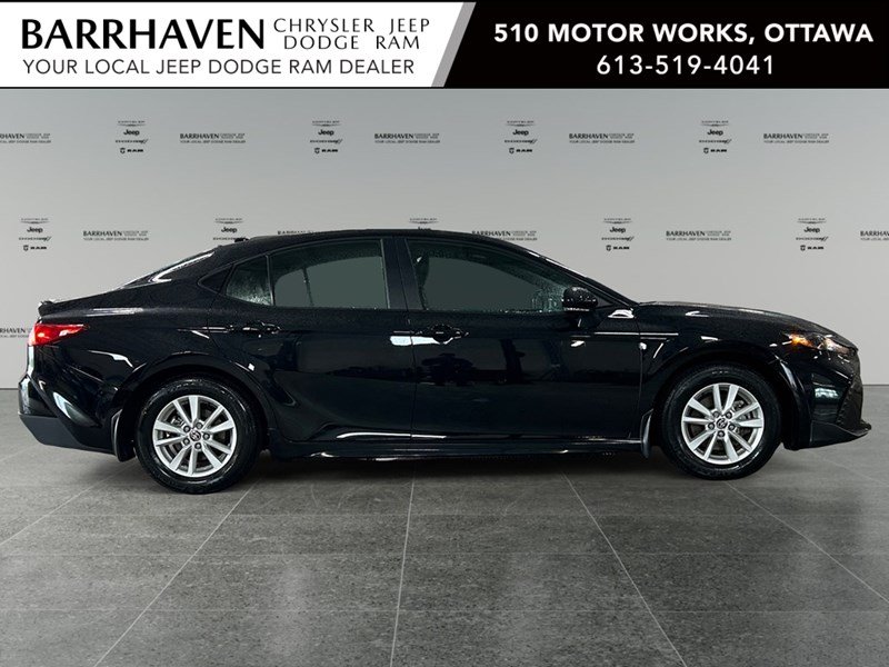 2025 Toyota Camry SE Hybrid | Like NEW