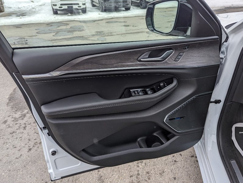 2022 Jeep Grand Cherokee L Overland 4x4 | Leather, Nav, 7 Passenger