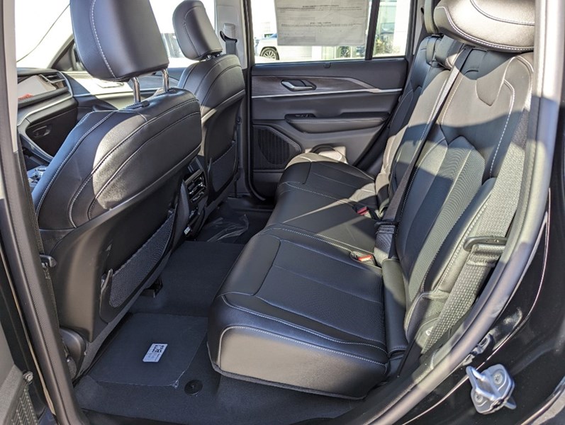 2023 Jeep Grand Cherokee Limited 4x4 | Leather, Pano Roof, Luxury Tech