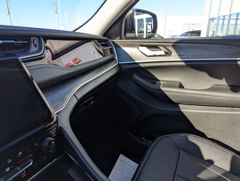2023 Jeep Grand Cherokee Limited 4x4 | Leather, Pano Roof, Luxury Tech