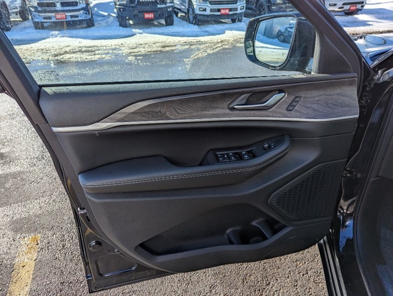 2023 Jeep Grand Cherokee Limited 4x4 | Leather, Pano Roof, Luxury Tech