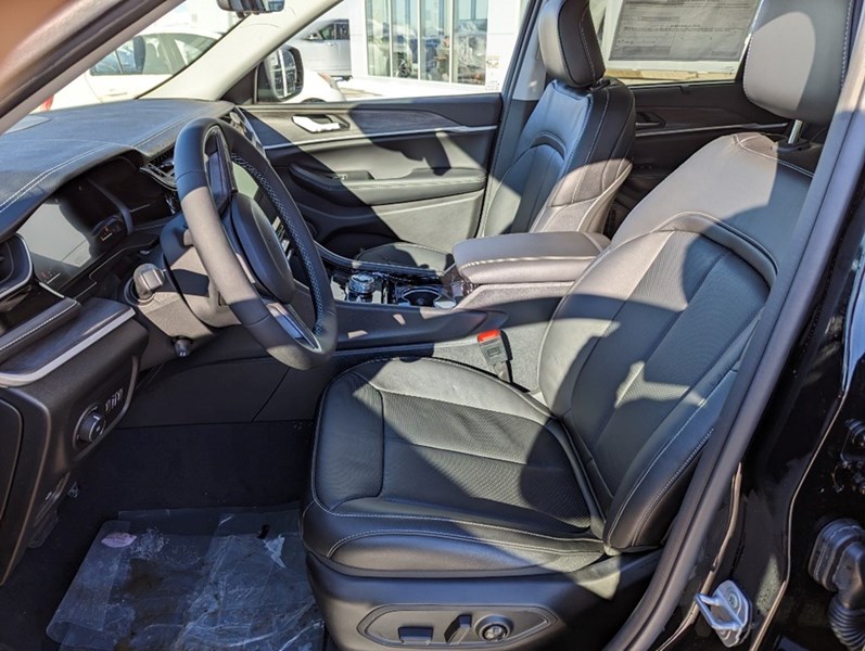 2023 Jeep Grand Cherokee Limited 4x4 | Leather, Pano Roof, Luxury Tech