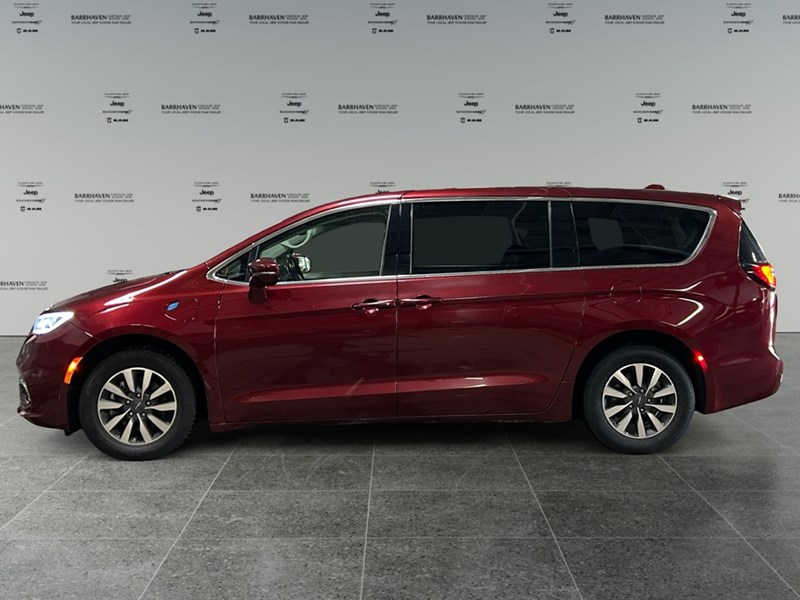 2022 Chrysler Pacifica Hybrid Touring L | Local Trade IN