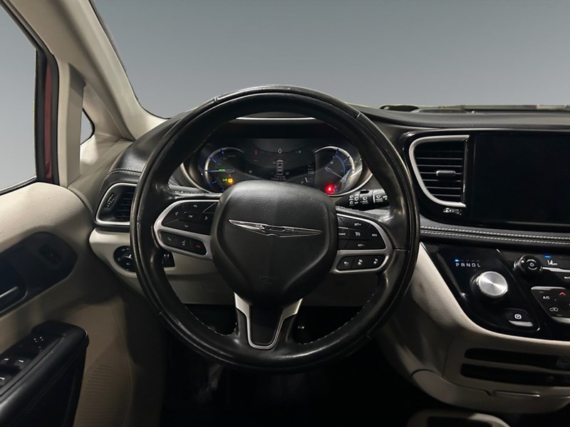 2022 Chrysler Pacifica Hybrid Touring L | Local Trade IN