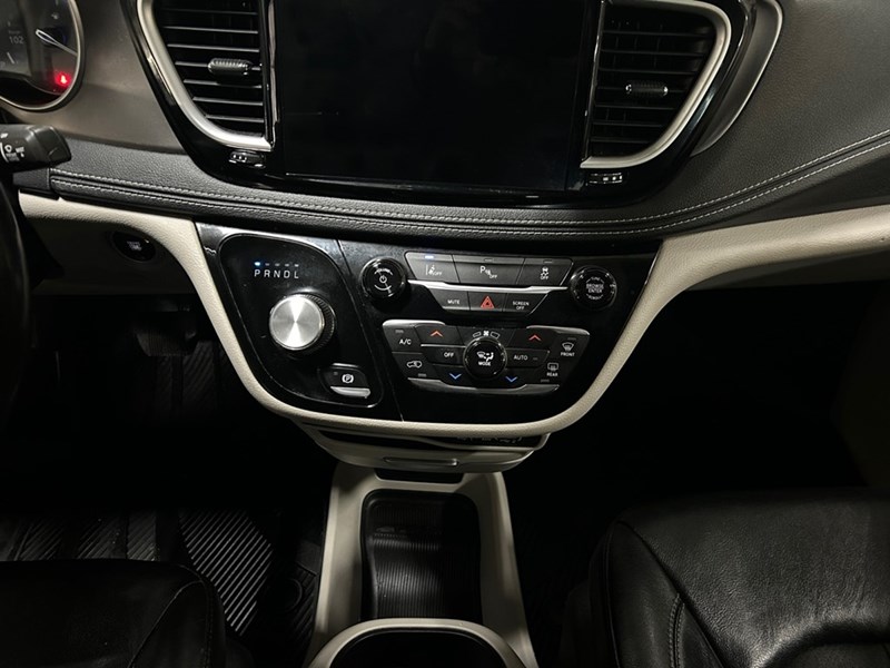 2022 Chrysler Pacifica Hybrid Touring L | Local Trade IN