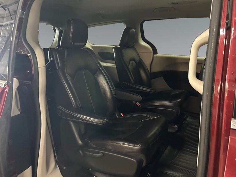 2022 Chrysler Pacifica Hybrid Touring L | Local Trade IN