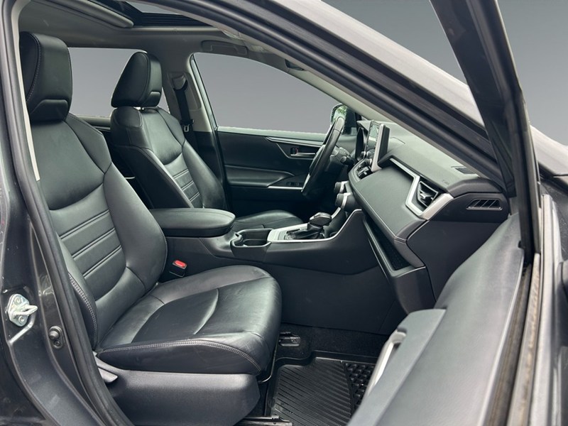 2019 Toyota RAV4 AWD XLE PREMIUM | Low KM's