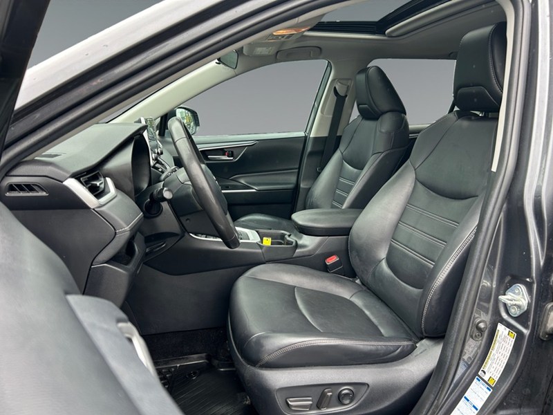 2019 Toyota RAV4 AWD XLE PREMIUM | Low KM's