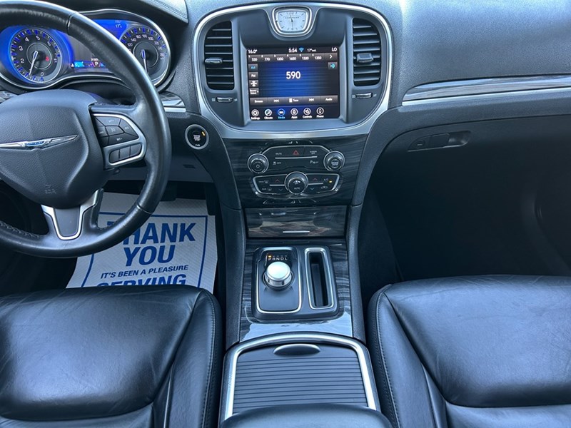 2021 Chrysler 300 Touring L AWD | Low KM’s