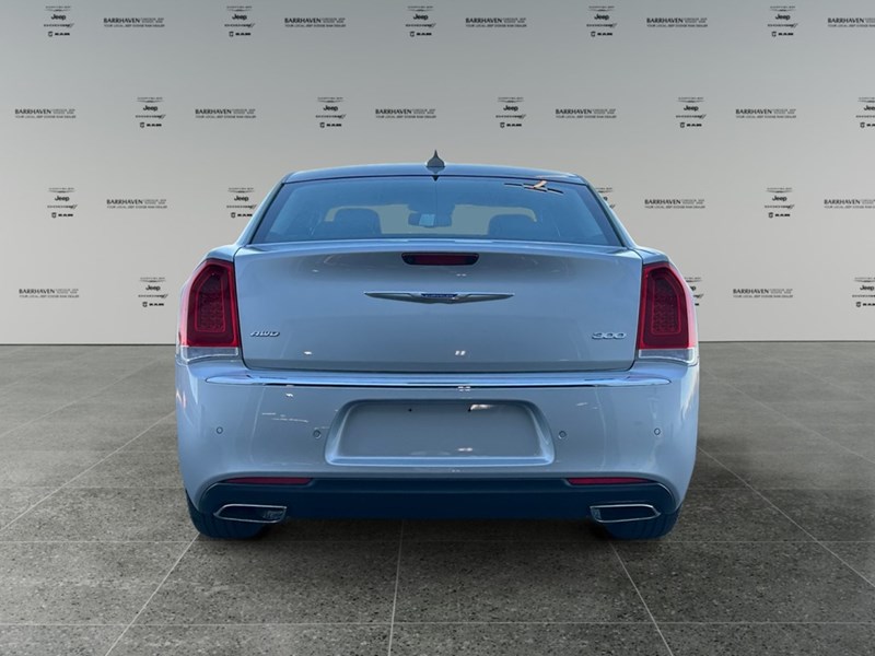 2021 Chrysler 300 Touring L AWD | Low KM’s