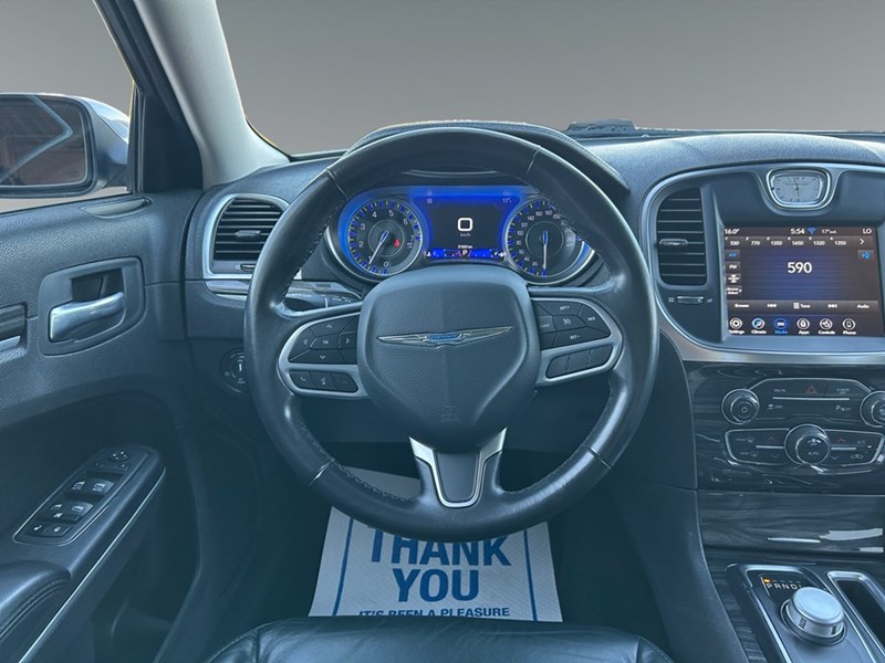 2021 Chrysler 300 Touring L AWD | Low KM’s