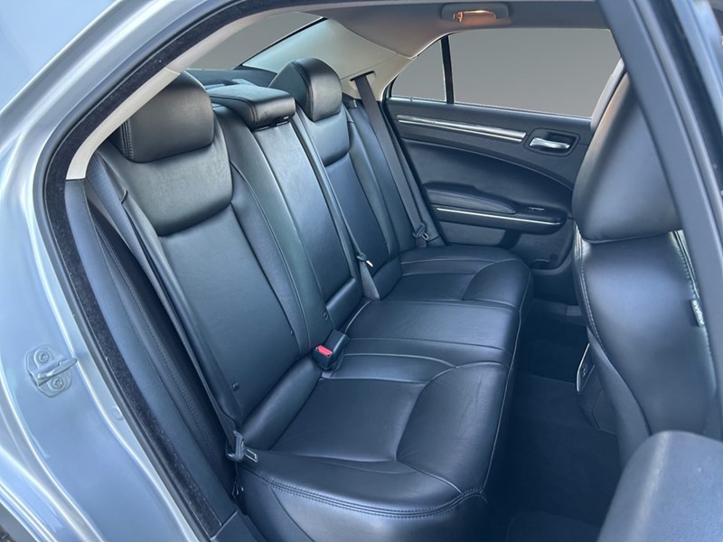 2021 Chrysler 300 Touring L AWD | Low KM’s