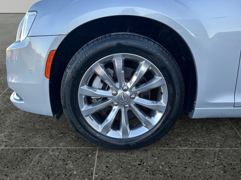 2021 Chrysler 300 Touring L AWD | Low KM’s