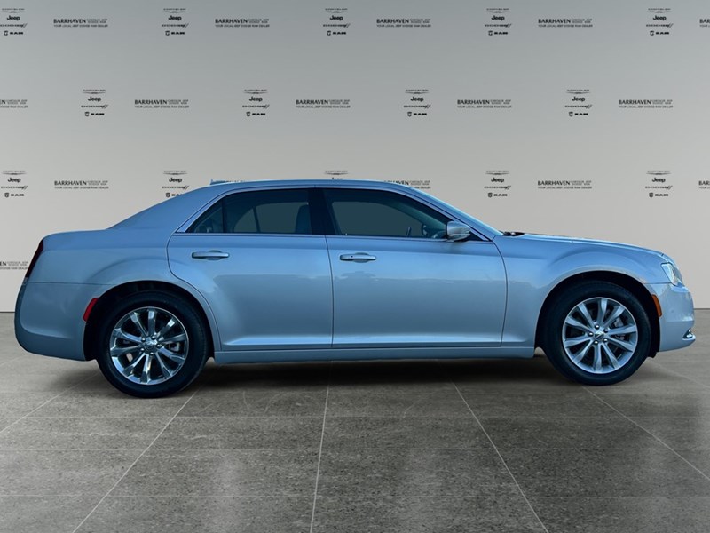 2021 Chrysler 300 Touring L AWD | Low KM’s