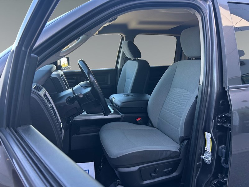 2021 RAM 1500 Classic Express 4x4 Crew V8 Hemi | Low KM’s