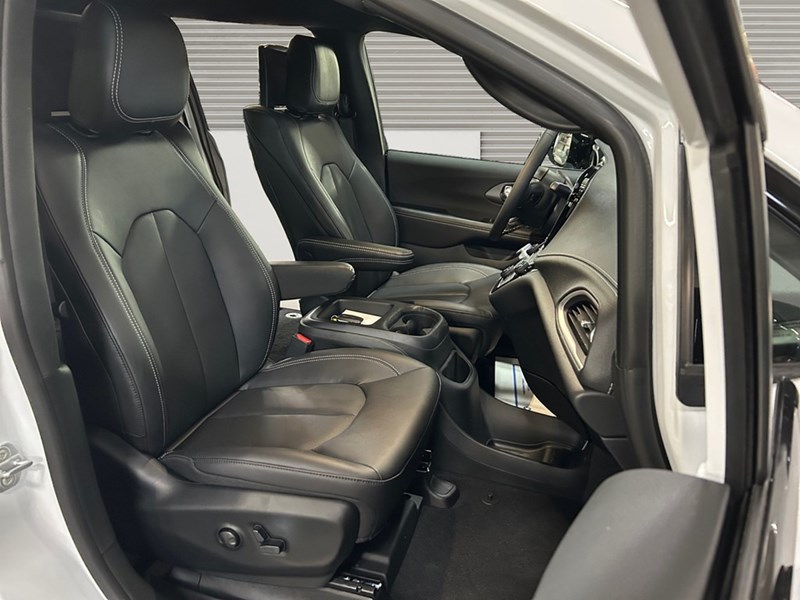 2026 Chrysler Pacifica Select | DVD's