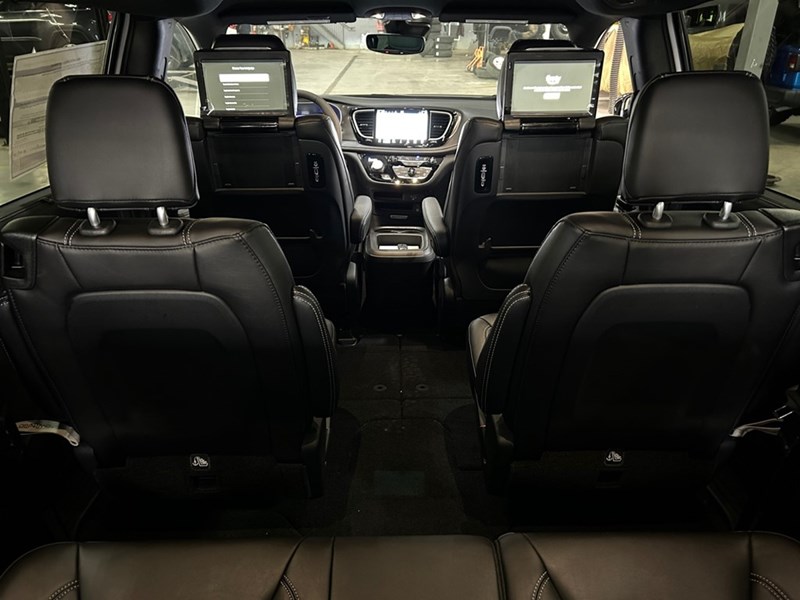 2026 Chrysler Pacifica Select | DVD's