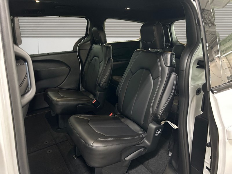 2026 Chrysler Pacifica Select | DVD's