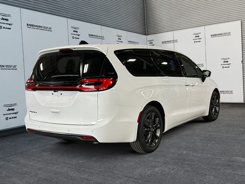 2026 Chrysler Pacifica Select | DVD's