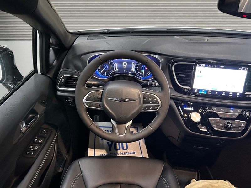 2026 Chrysler Pacifica Select | DVD's