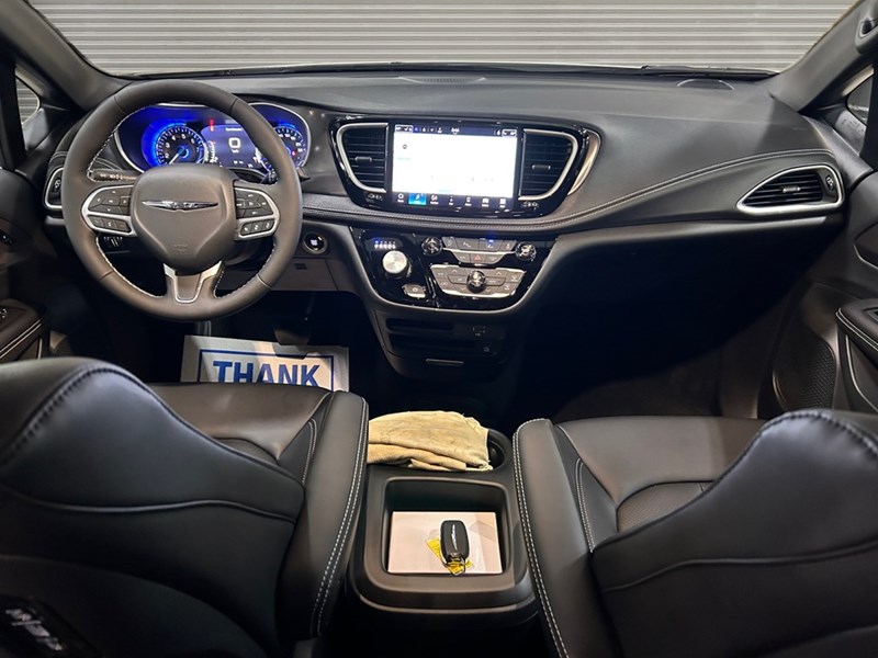 2026 Chrysler Pacifica Select | DVD's