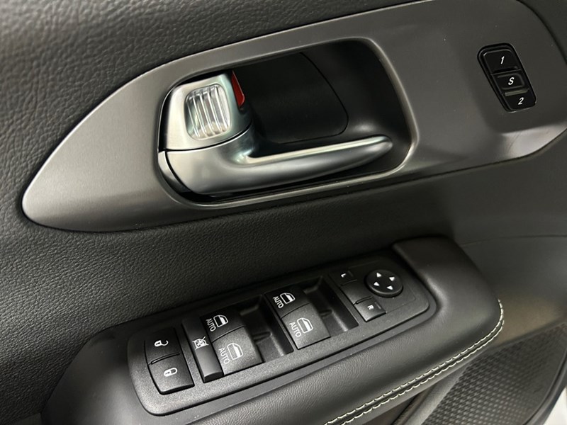 2026 Chrysler Pacifica Select | DVD's