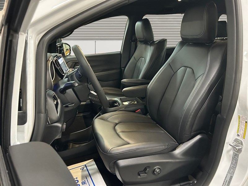 2026 Chrysler Pacifica Select | DVD's