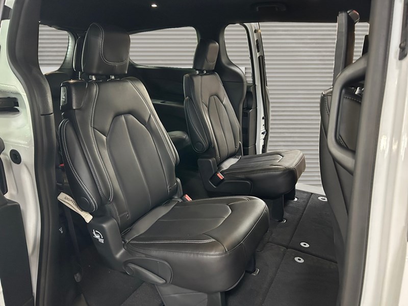 2026 Chrysler Pacifica Select | DVD's