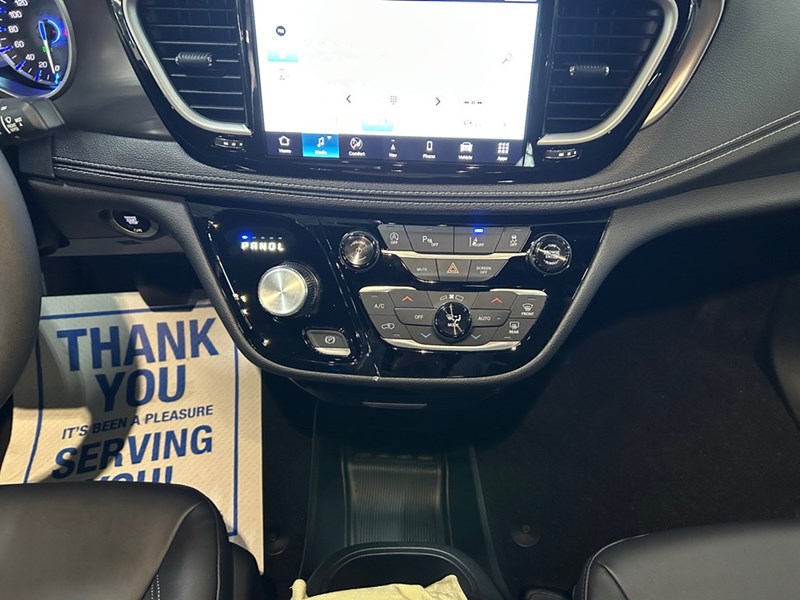 2026 Chrysler Pacifica Select | DVD's