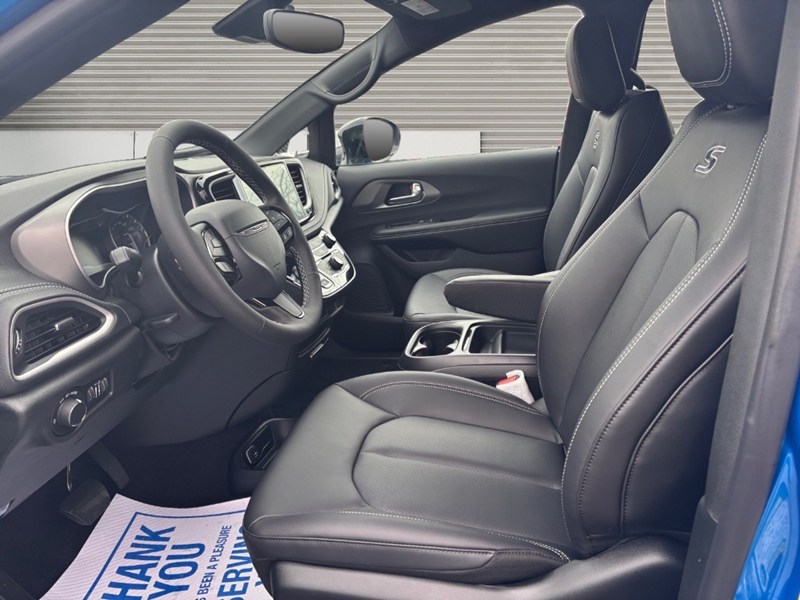 2027 Chrysler Pacifica Select FWD