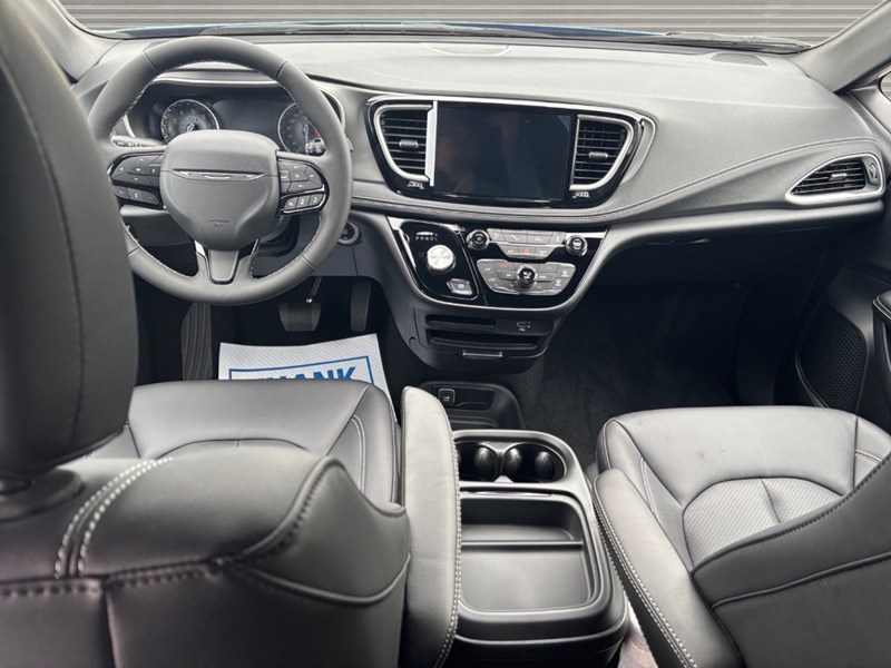 2027 Chrysler Pacifica Select FWD