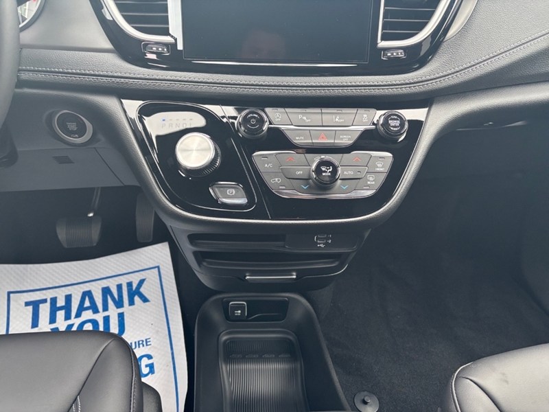 2027 Chrysler Pacifica Select FWD