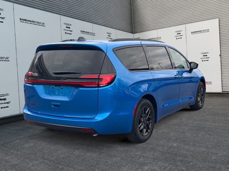 2027 Chrysler Pacifica Select FWD