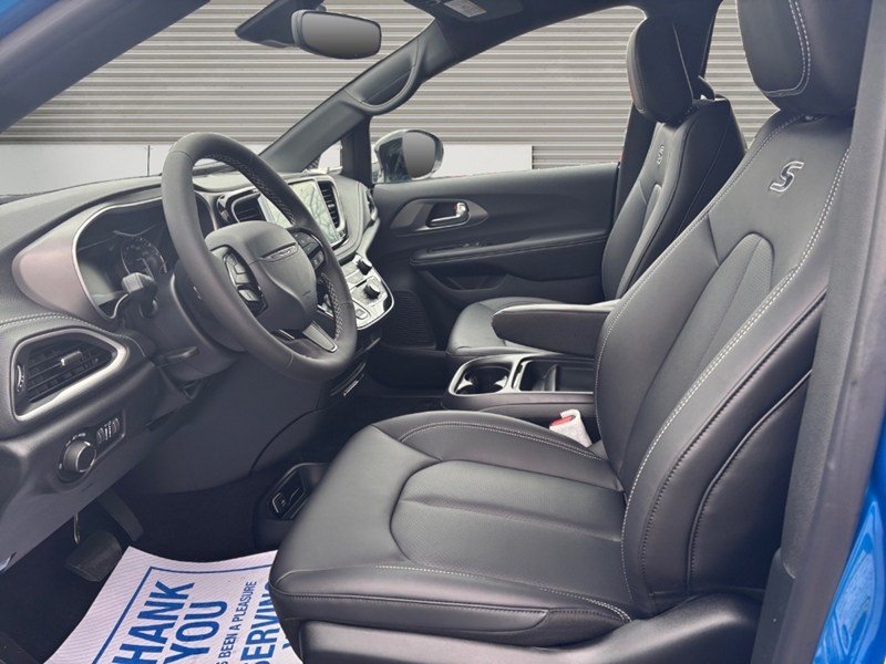 2027 Chrysler Pacifica Select FWD