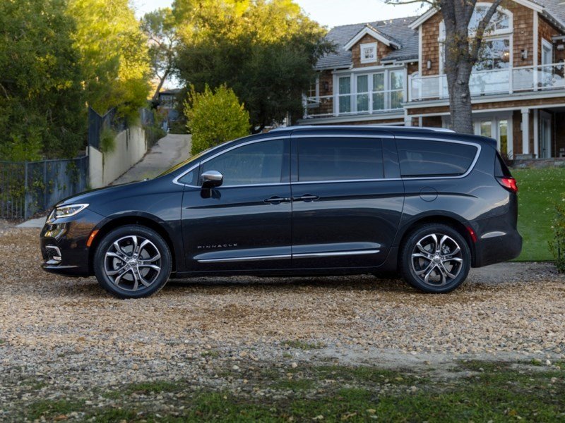 2023 Chrysler Pacifica Limited OEM Shot 3
