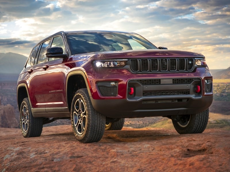 2022 Jeep Grand Cherokee Overland OEM Shot 3